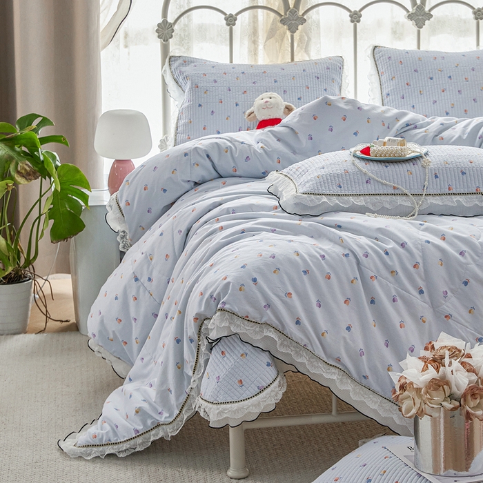 91家纺网 家纺一手货源 找家纺 源舜家纺 2026新款全棉斜纹花边床盖多功能被子四件套 渲染小花-兰