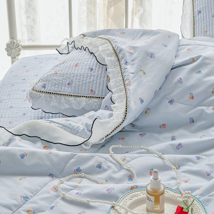 91家纺网 家纺一手货源 找家纺 源舜家纺 2026新款全棉斜纹花边床盖多功能被子四件套 渲染小花-兰