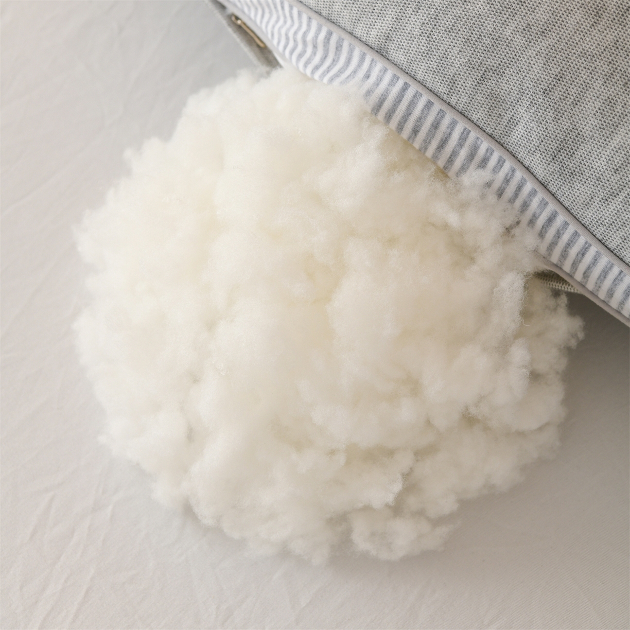 91家纺网 家纺一手货源 找家纺 仁宇枕业 2025新款新品抗氧化柔润美肌桑蚕丝枕头枕芯 抗氧化柔润美肌桑蚕丝枕-灰色