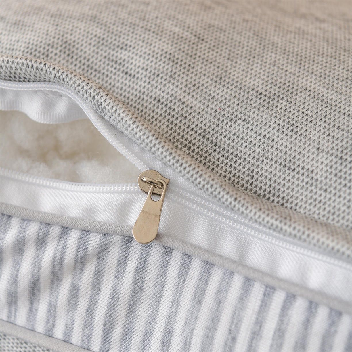 91家纺网 家纺一手货源 找家纺 仁宇枕业 2025新款新品抗氧化柔润美肌桑蚕丝枕头枕芯 抗氧化柔润美肌桑蚕丝枕-灰色