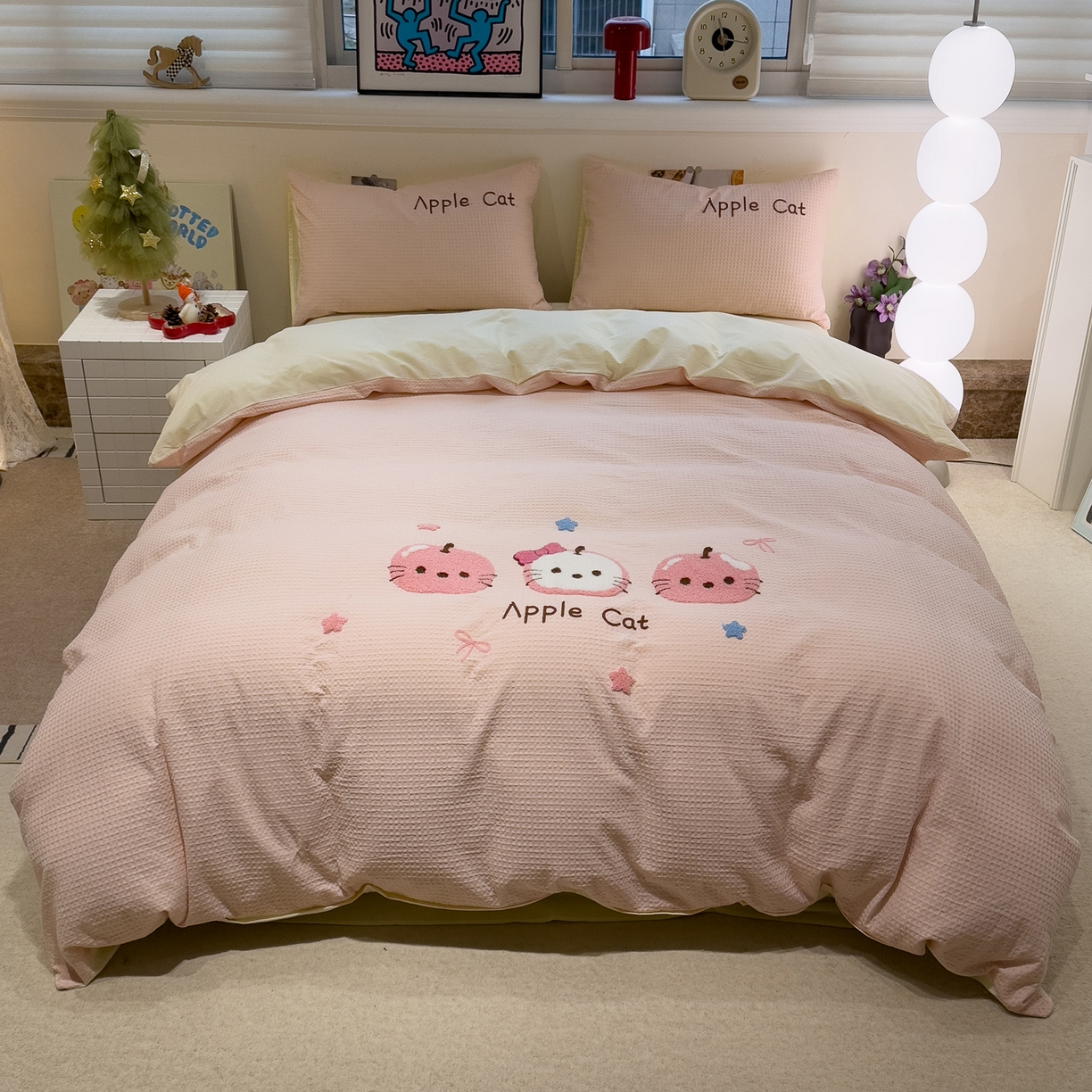 雅居纺家纺 2026新款全棉华夫格毛巾绣四件套 粉色苹果猫