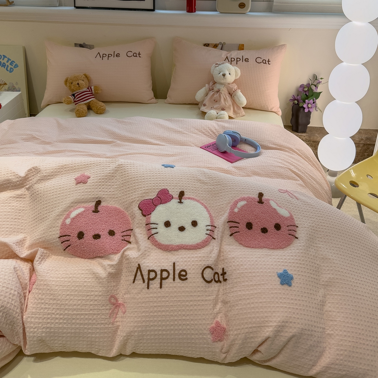 91家纺网 家纺一手货源 找家纺 雅居纺家纺 2026新款全棉华夫格毛巾绣四件套 粉色苹果猫