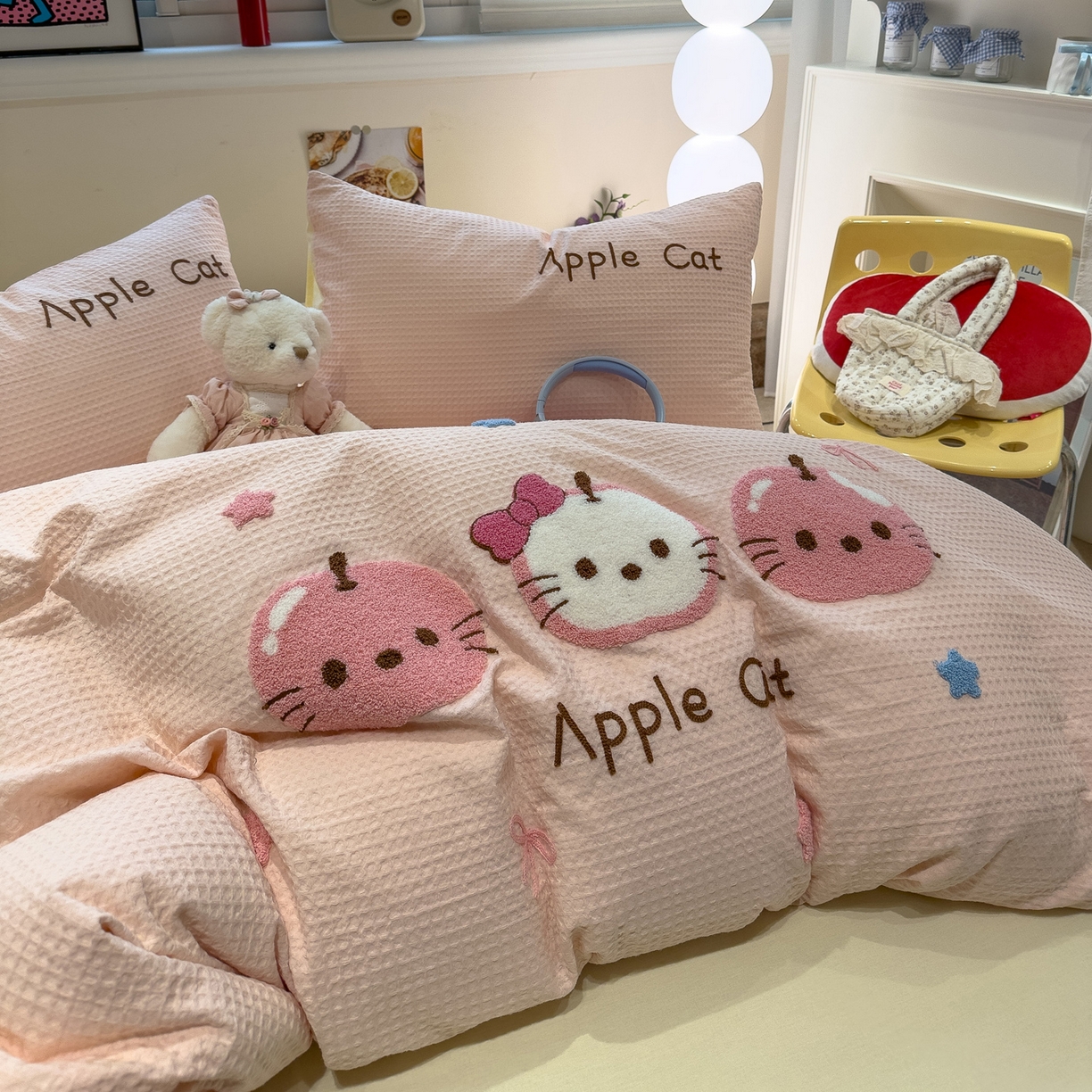 91家纺网 家纺一手货源 找家纺 雅居纺家纺 2026新款全棉华夫格毛巾绣四件套 粉色苹果猫