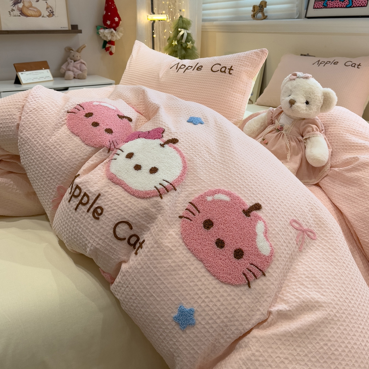 91家纺网 家纺一手货源 找家纺 雅居纺家纺 2026新款全棉华夫格毛巾绣四件套 粉色苹果猫