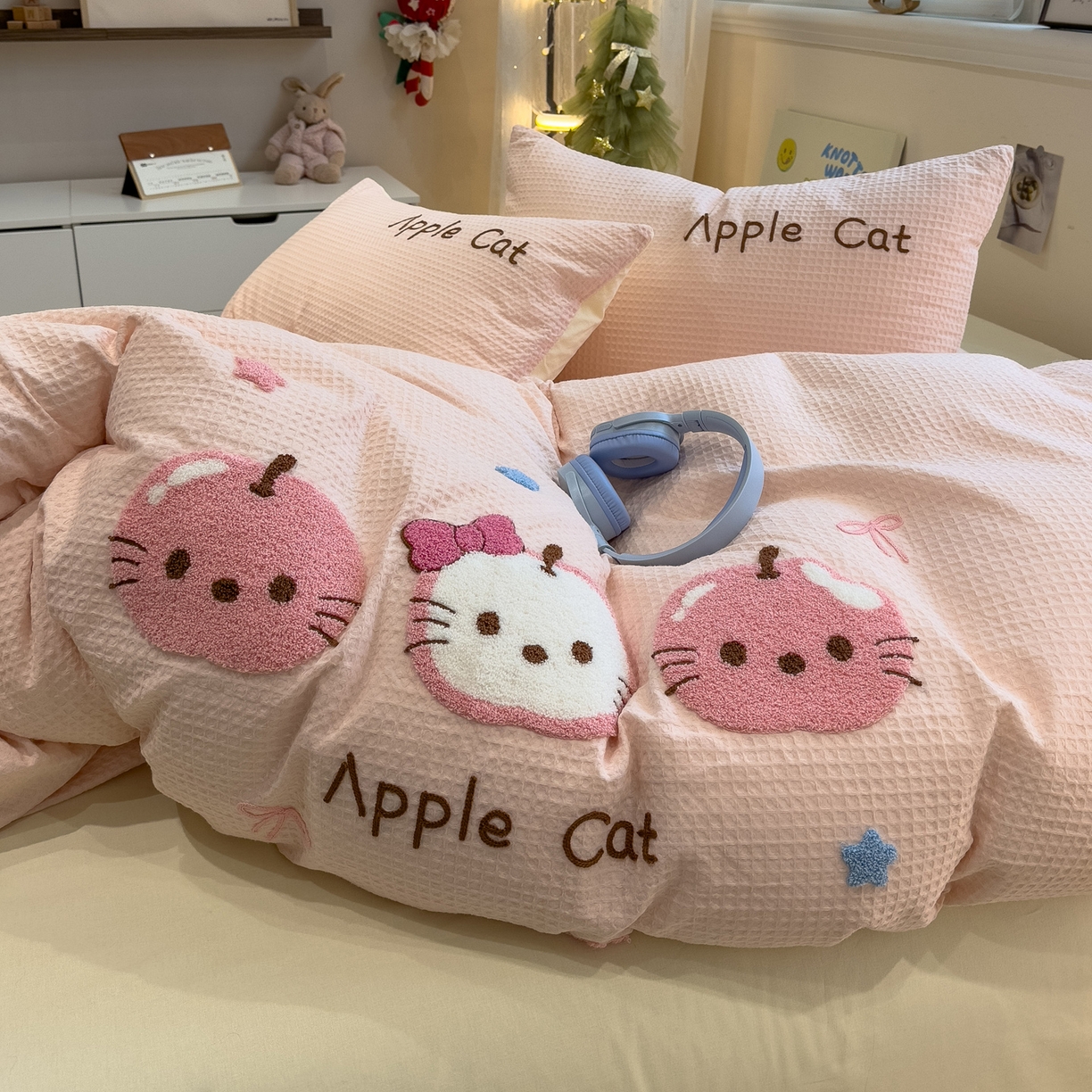 91家纺网 家纺一手货源 找家纺 雅居纺家纺 2026新款全棉华夫格毛巾绣四件套 粉色苹果猫