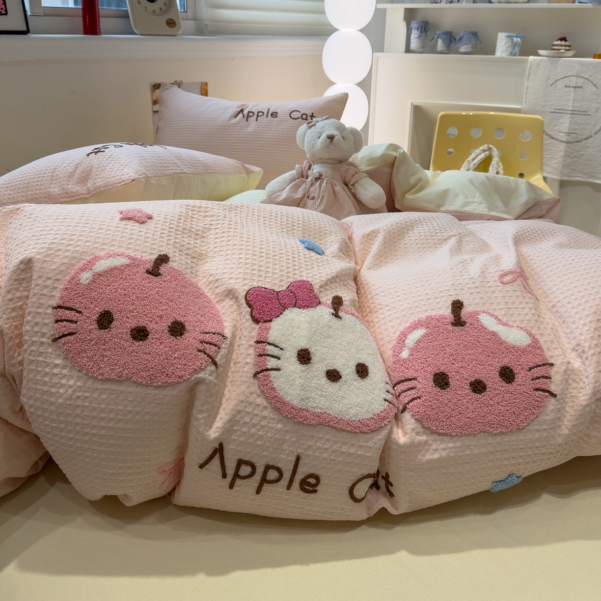 91家纺网 家纺一手货源 找家纺 雅居纺家纺 2026新款全棉华夫格毛巾绣四件套 粉色苹果猫