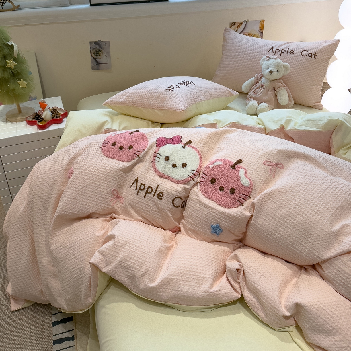 91家纺网 家纺一手货源 找家纺 雅居纺家纺 2026新款全棉华夫格毛巾绣四件套 粉色苹果猫