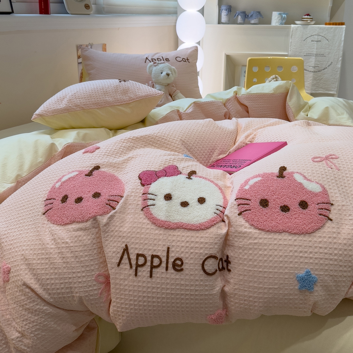 91家纺网 家纺一手货源 找家纺 雅居纺家纺 2026新款全棉华夫格毛巾绣四件套 粉色苹果猫