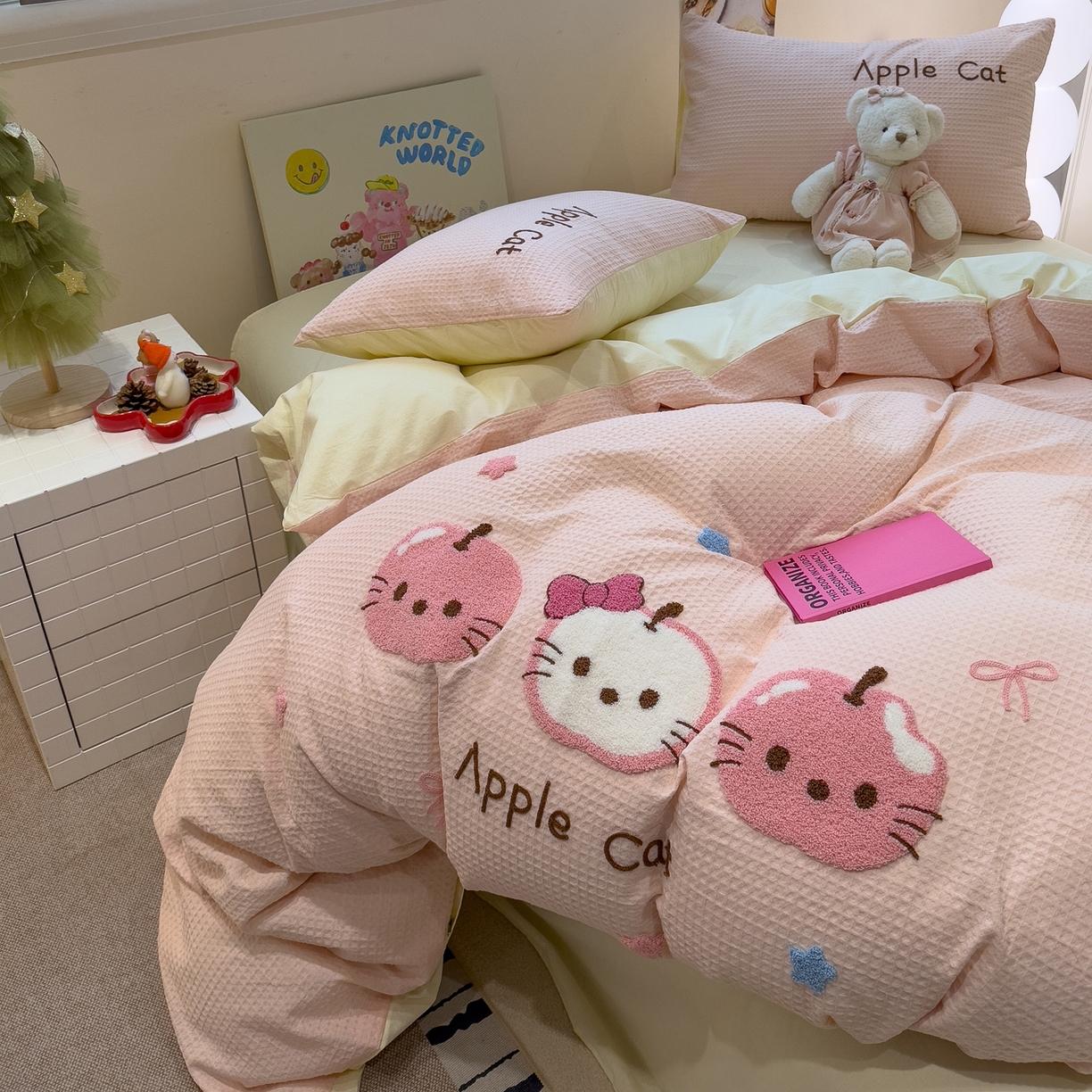 91家纺网 家纺一手货源 找家纺 雅居纺家纺 2026新款全棉华夫格毛巾绣四件套 粉色苹果猫