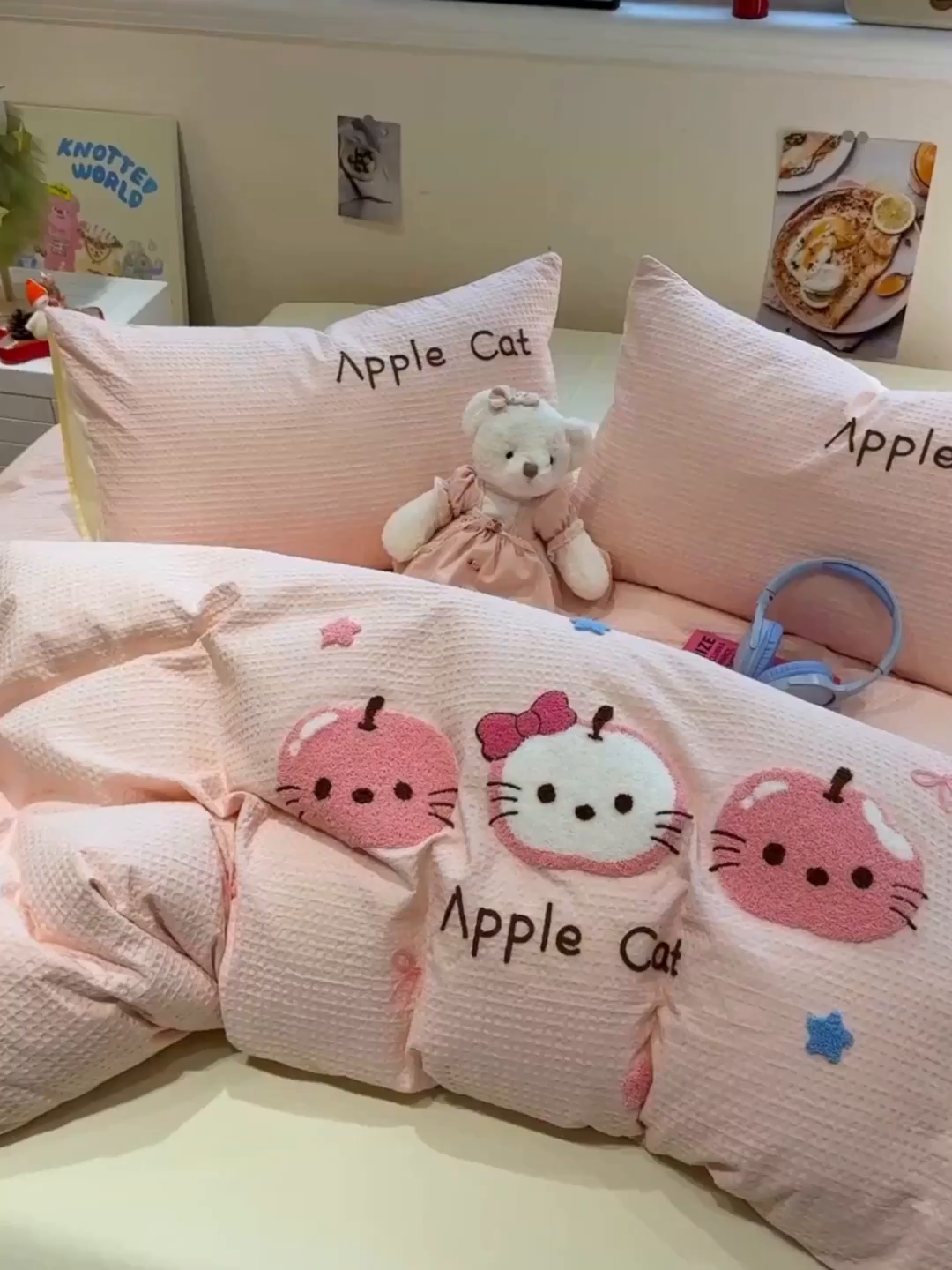 91家纺网 家纺一手货源 找家纺 雅居纺家纺 2026新款全棉华夫格毛巾绣四件套 粉色苹果猫