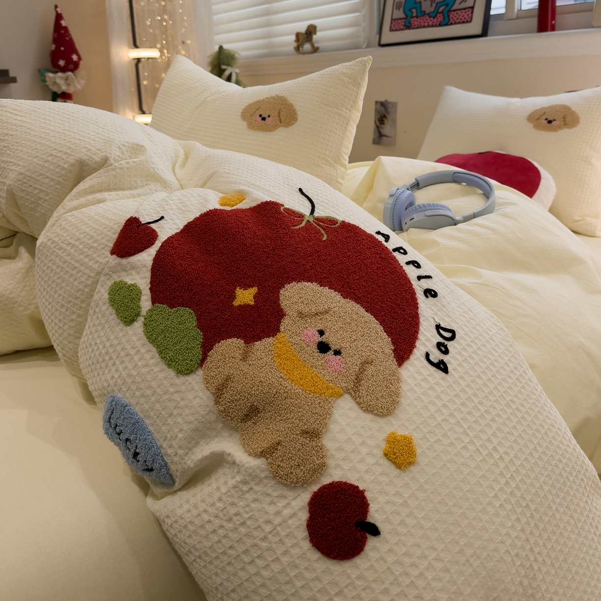 91家纺网 家纺一手货源 找家纺 雅居纺家纺 2026新款全棉华夫格毛巾绣四件套 米黄苹安狗