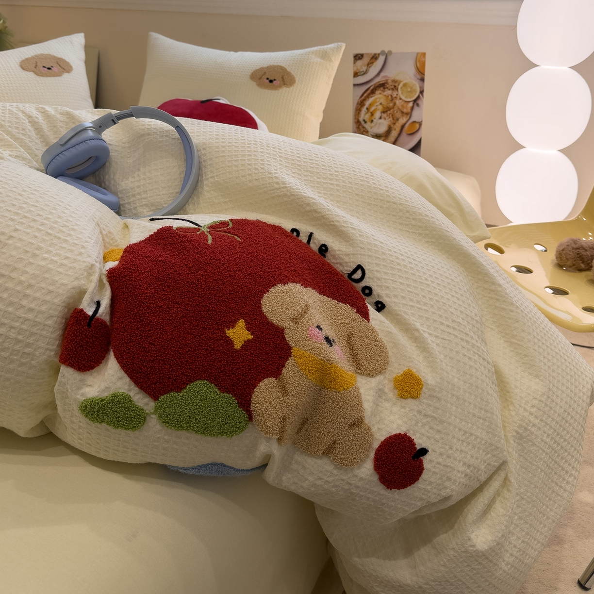 91家纺网 家纺一手货源 找家纺 雅居纺家纺 2026新款全棉华夫格毛巾绣四件套 米黄苹安狗