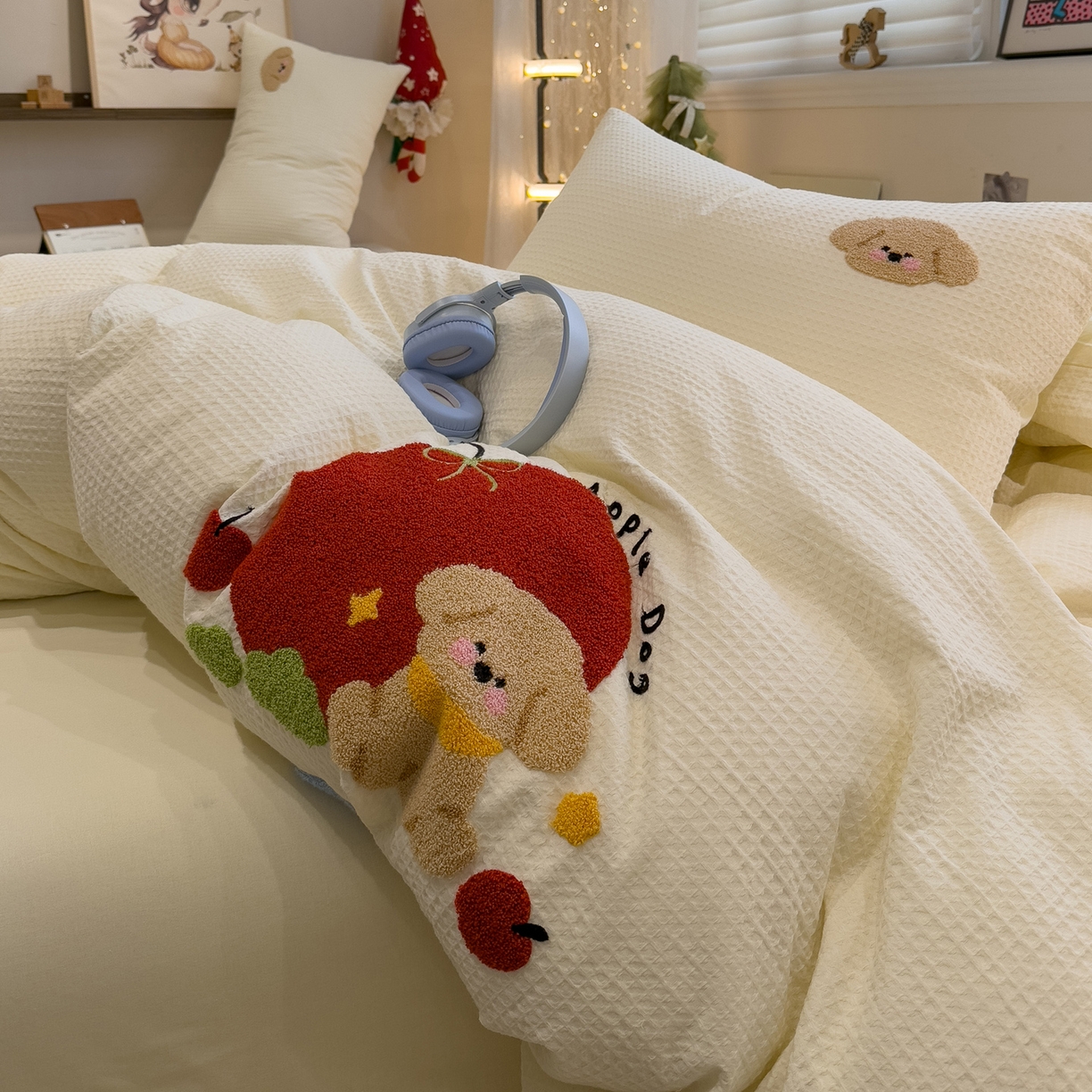 91家纺网 家纺一手货源 找家纺 雅居纺家纺 2026新款全棉华夫格毛巾绣四件套 米黄苹安狗