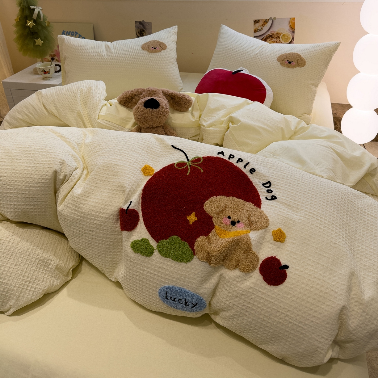 91家纺网 家纺一手货源 找家纺 雅居纺家纺 2026新款全棉华夫格毛巾绣四件套 米黄苹安狗