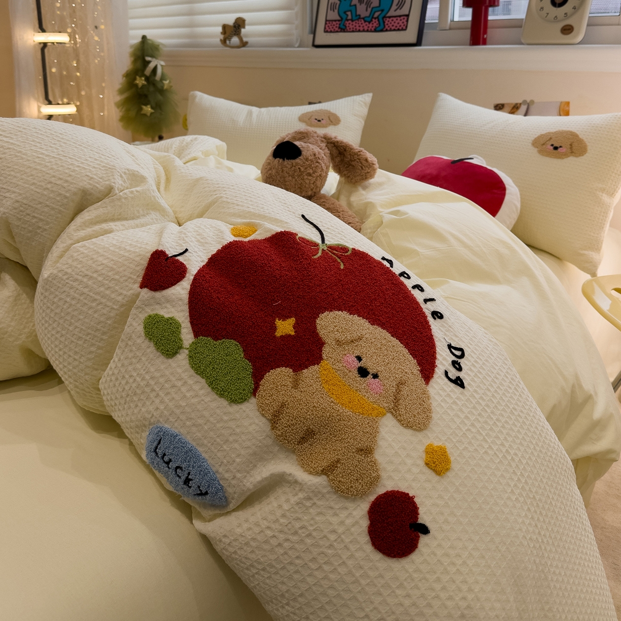 91家纺网 家纺一手货源 找家纺 雅居纺家纺 2026新款全棉华夫格毛巾绣四件套 米黄苹安狗