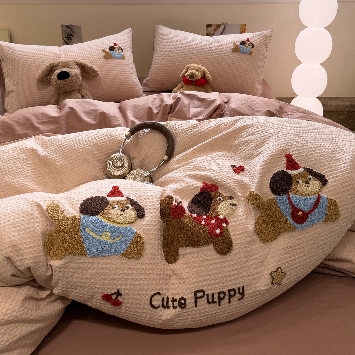 91家纺网 家纺一手货源 找家纺 雅居纺家纺 2026新款全棉华夫格毛巾绣四件套 米驼腊肠狗