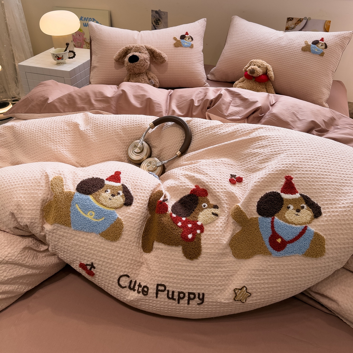 91家纺网 家纺一手货源 找家纺 雅居纺家纺 2026新款全棉华夫格毛巾绣四件套 米驼腊肠狗