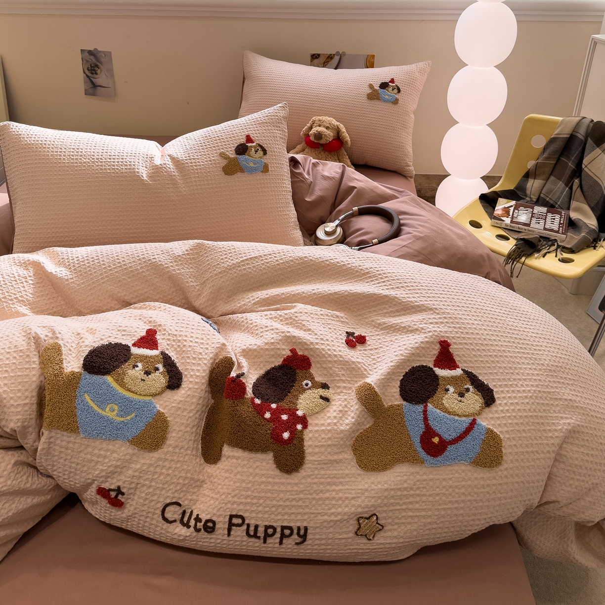 91家纺网 家纺一手货源 找家纺 雅居纺家纺 2026新款全棉华夫格毛巾绣四件套 米驼腊肠狗