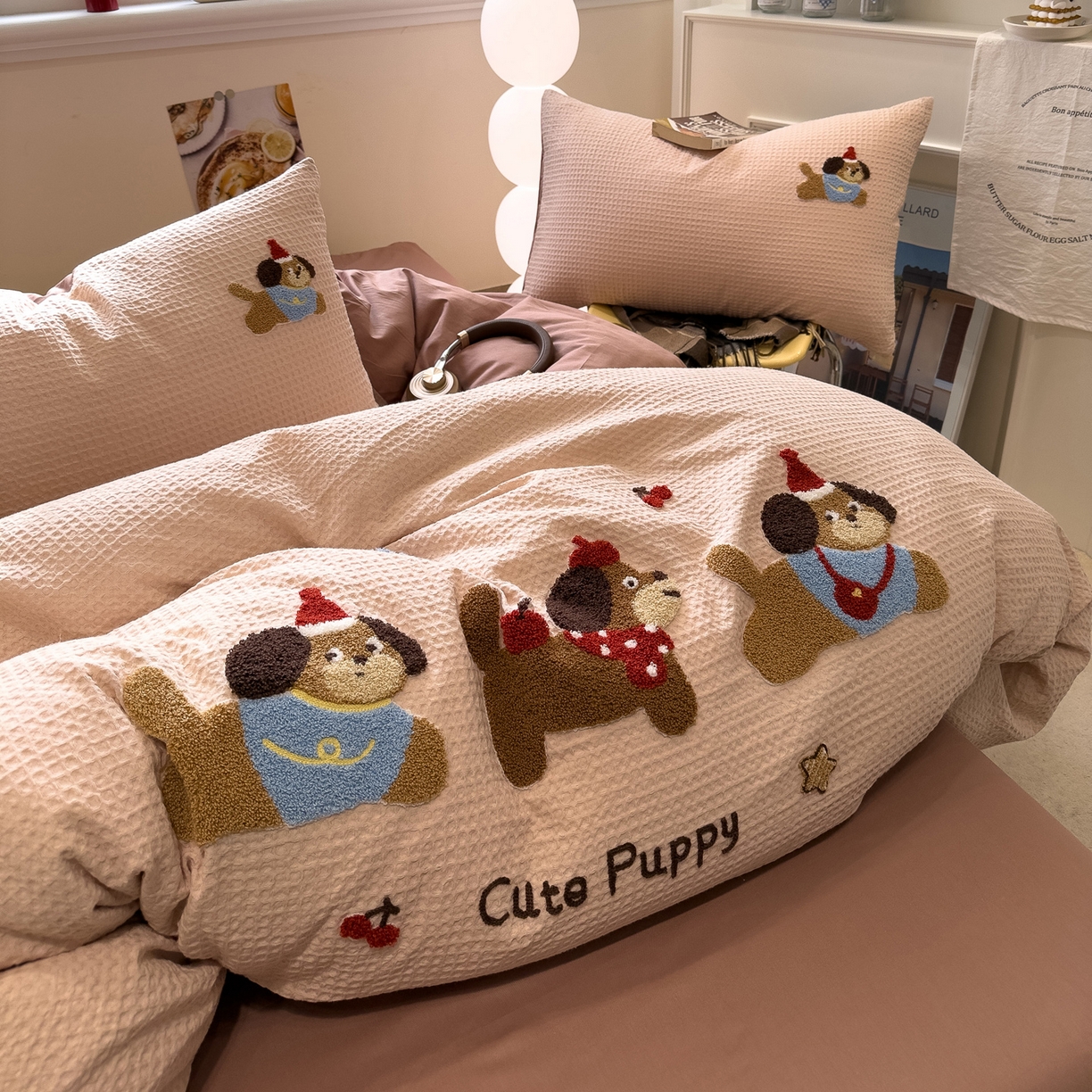 91家纺网 家纺一手货源 找家纺 雅居纺家纺 2026新款全棉华夫格毛巾绣四件套 米驼腊肠狗