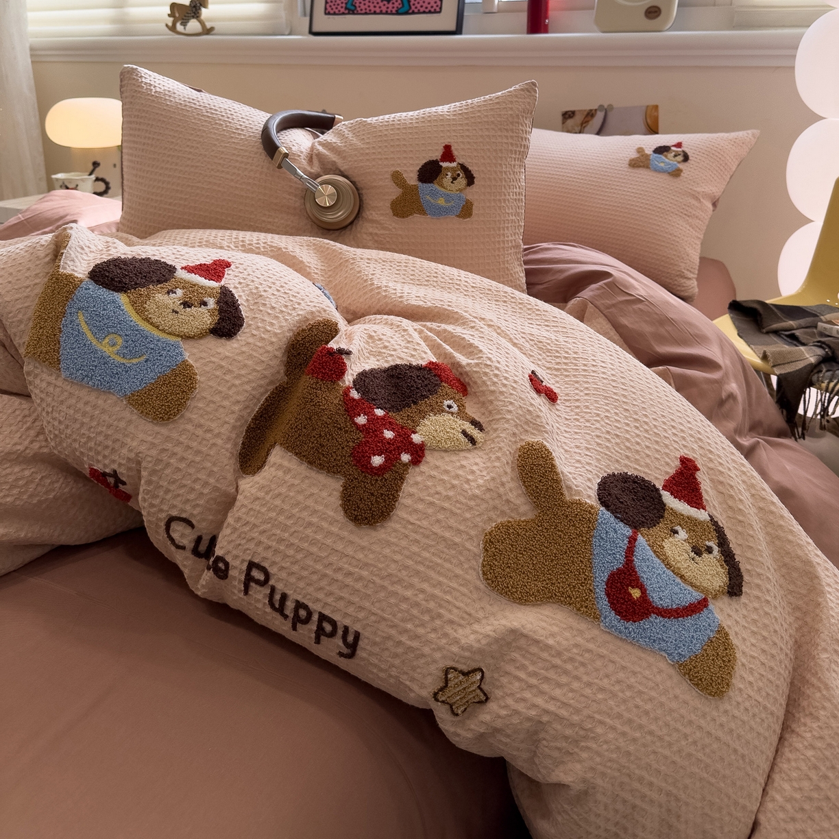 91家纺网 家纺一手货源 找家纺 雅居纺家纺 2026新款全棉华夫格毛巾绣四件套 米驼腊肠狗