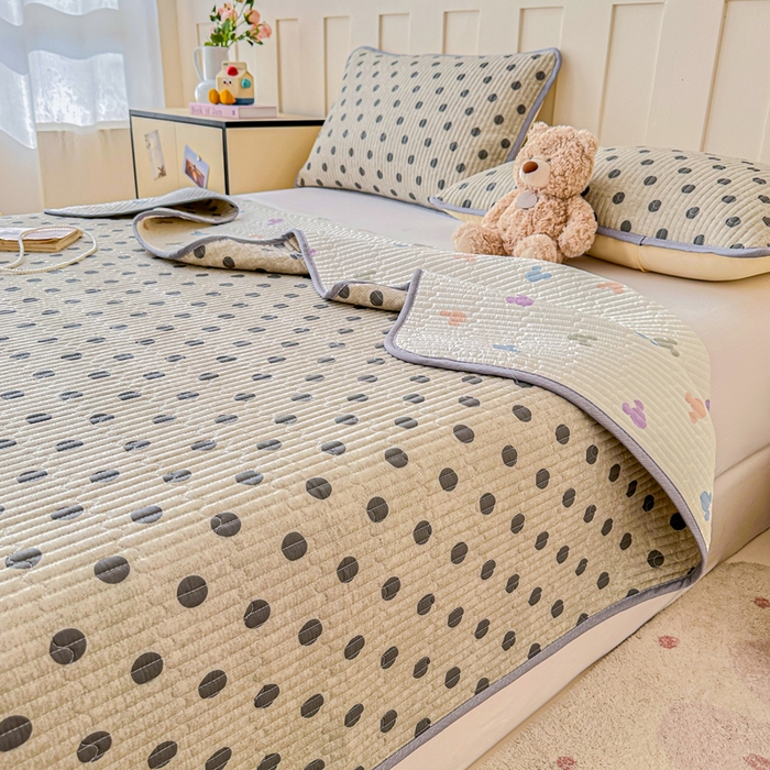 91家纺网 家纺一手货源 找家纺 2026新款13070单面全棉绗缝床盖三件套 灰调波点