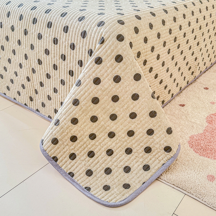 91家纺网 家纺一手货源 找家纺 2026新款13070单面全棉绗缝床盖三件套 灰调波点