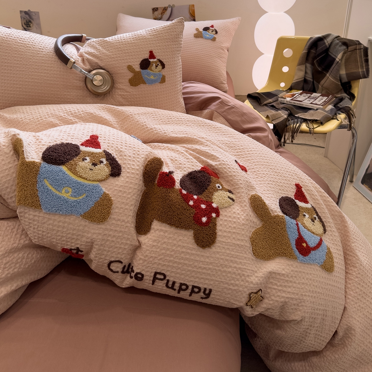 91家纺网 家纺一手货源 找家纺 雅居纺家纺 2026新款全棉华夫格毛巾绣四件套 米驼腊肠狗