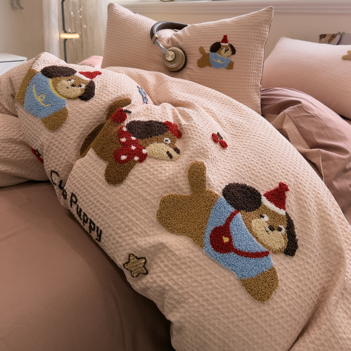 91家纺网 家纺一手货源 找家纺 雅居纺家纺 2026新款全棉华夫格毛巾绣四件套 米驼腊肠狗