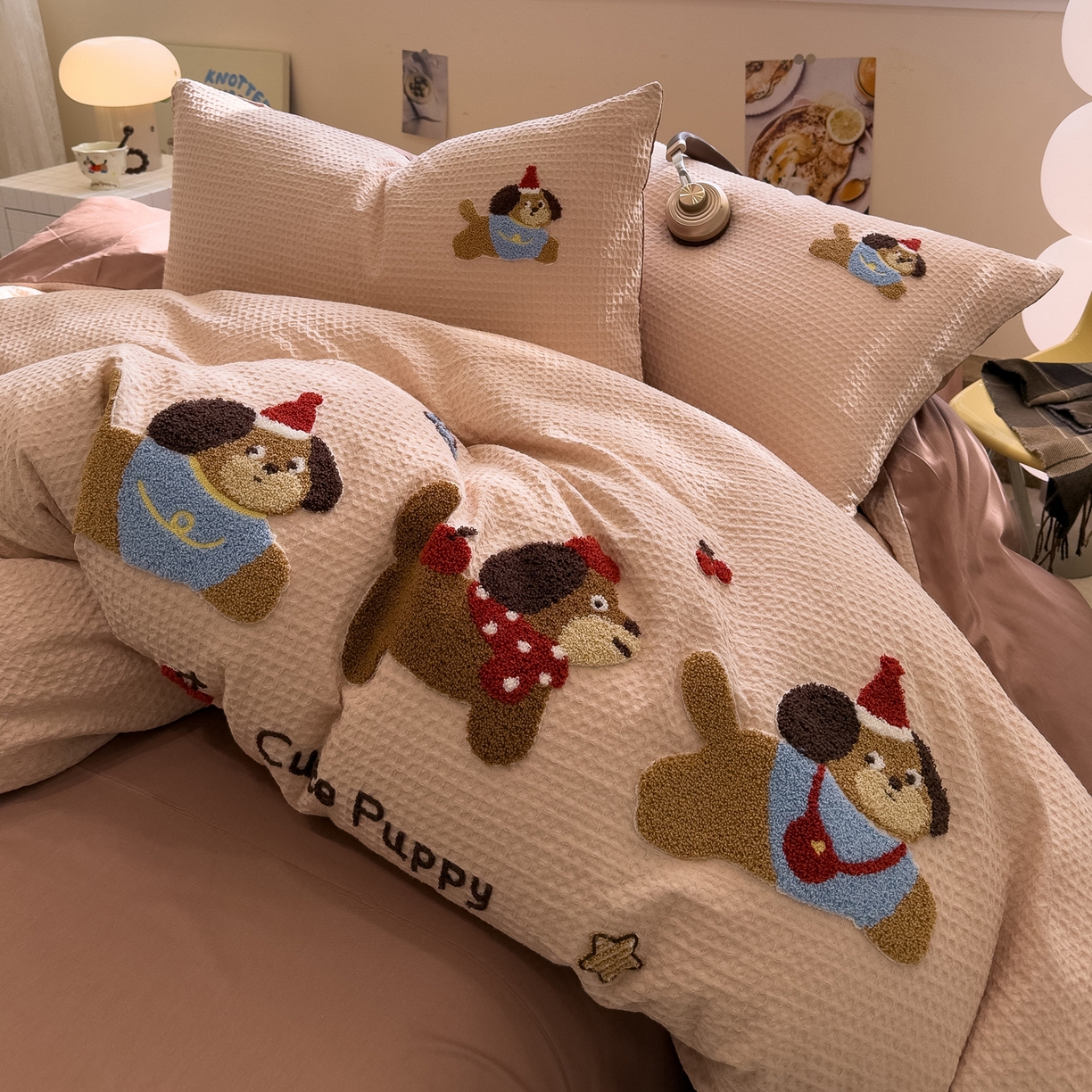 91家纺网 家纺一手货源 找家纺 雅居纺家纺 2026新款全棉华夫格毛巾绣四件套 米驼腊肠狗