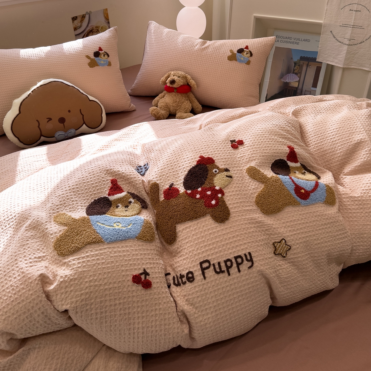 91家纺网 家纺一手货源 找家纺 雅居纺家纺 2026新款全棉华夫格毛巾绣四件套 米驼腊肠狗