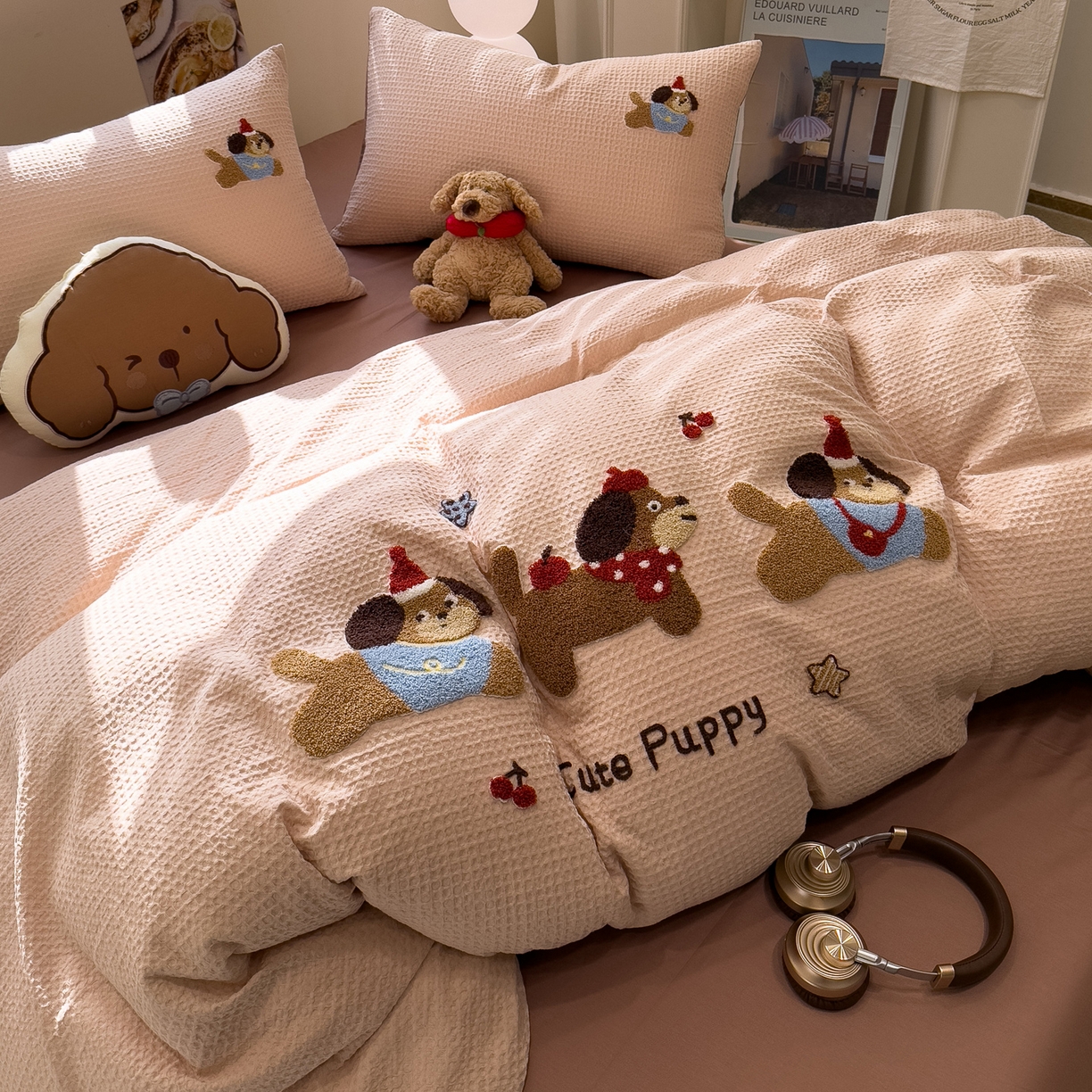 91家纺网 家纺一手货源 找家纺 雅居纺家纺 2026新款全棉华夫格毛巾绣四件套 米驼腊肠狗