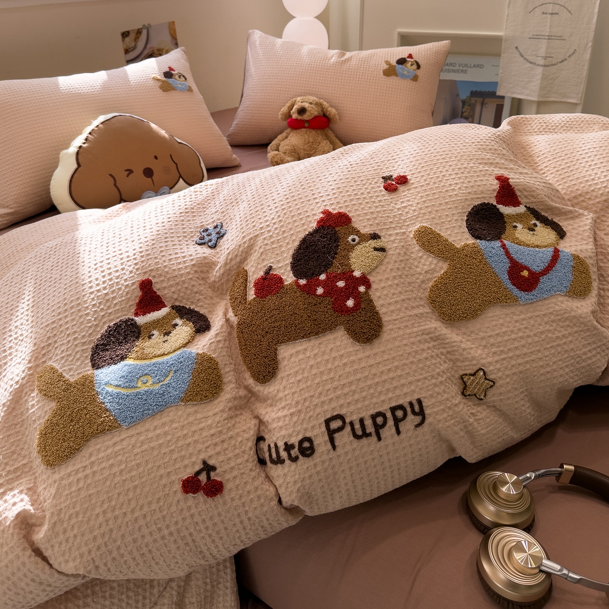 91家纺网 家纺一手货源 找家纺 雅居纺家纺 2026新款全棉华夫格毛巾绣四件套 米驼腊肠狗