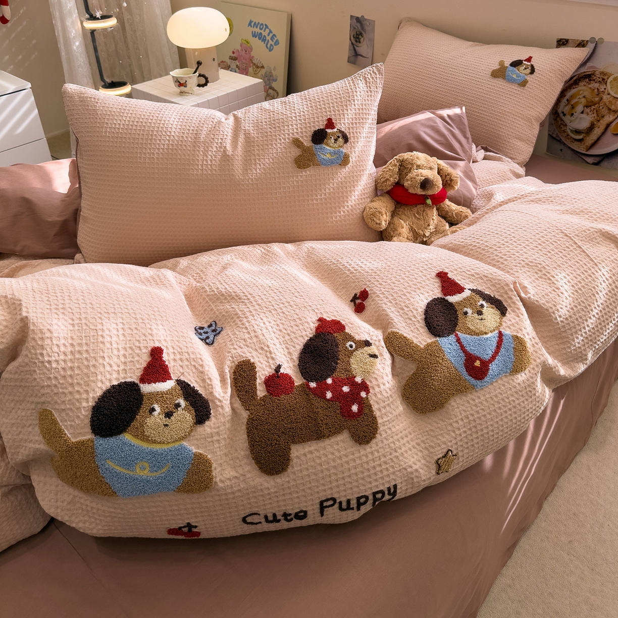 91家纺网 家纺一手货源 找家纺 雅居纺家纺 2026新款全棉华夫格毛巾绣四件套 米驼腊肠狗