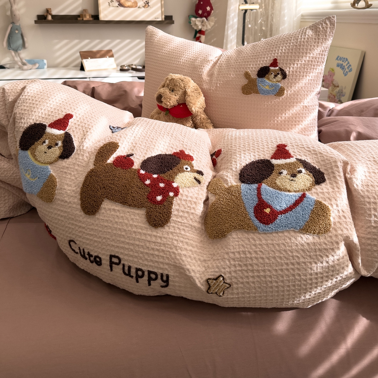 91家纺网 家纺一手货源 找家纺 雅居纺家纺 2026新款全棉华夫格毛巾绣四件套 米驼腊肠狗