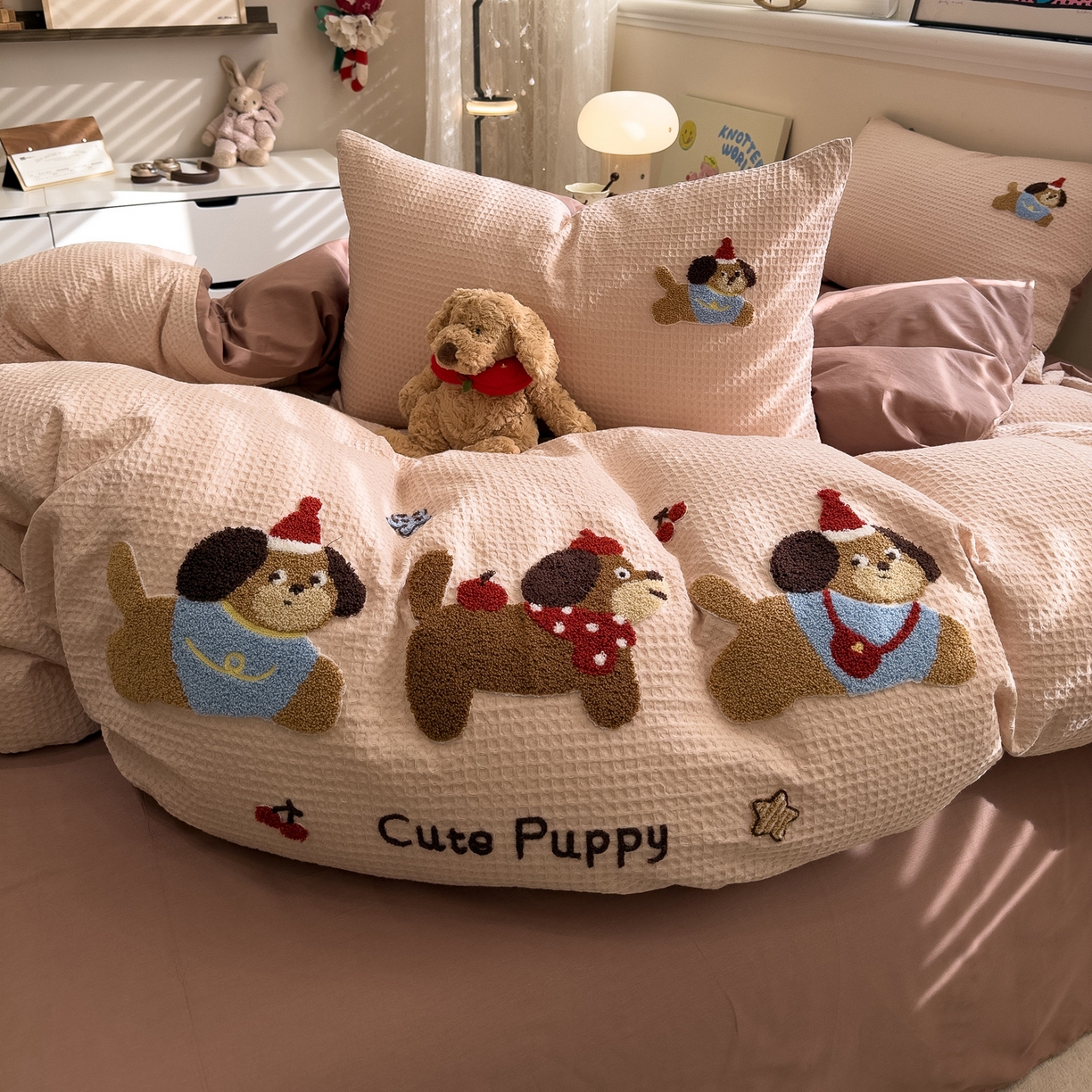 91家纺网 家纺一手货源 找家纺 雅居纺家纺 2026新款全棉华夫格毛巾绣四件套 米驼腊肠狗