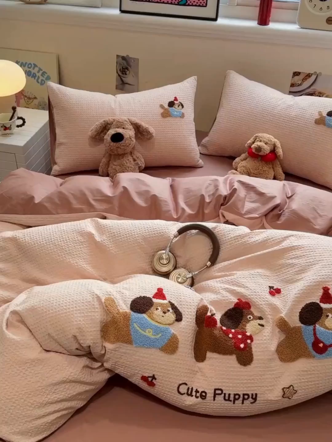 91家纺网 家纺一手货源 找家纺 雅居纺家纺 2026新款全棉华夫格毛巾绣四件套 米驼腊肠狗