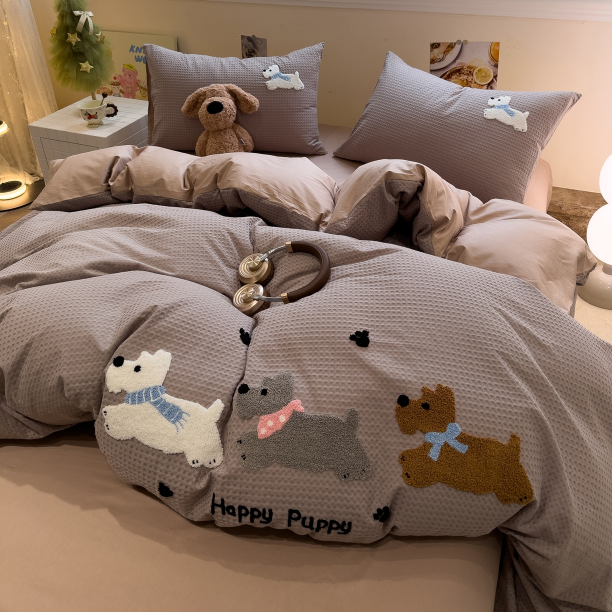 91家纺网 家纺一手货源 找家纺 雅居纺家纺 2026新款全棉华夫格毛巾绣四件套 浅灰围脖小狗