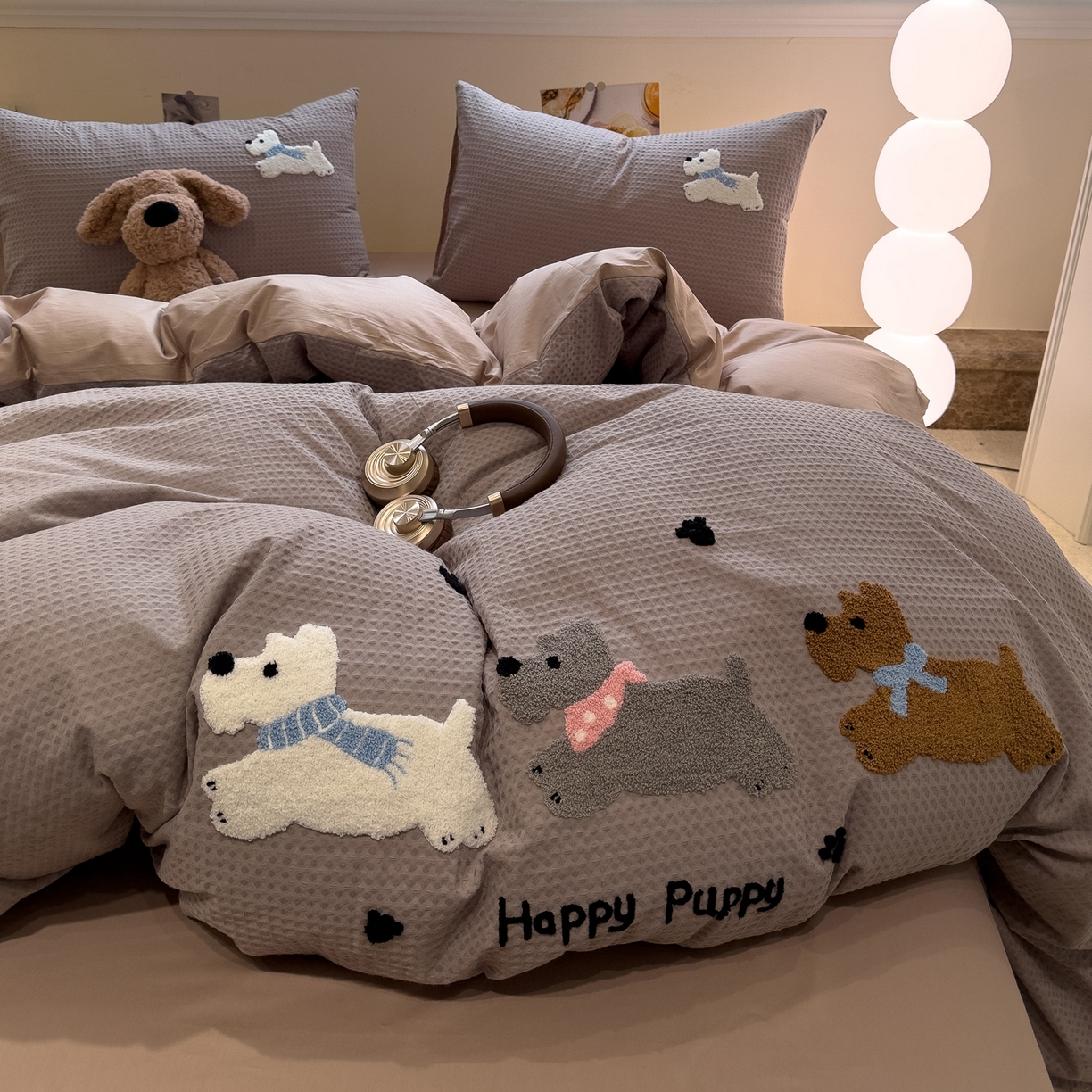 91家纺网 家纺一手货源 找家纺 雅居纺家纺 2026新款全棉华夫格毛巾绣四件套 浅灰围脖小狗