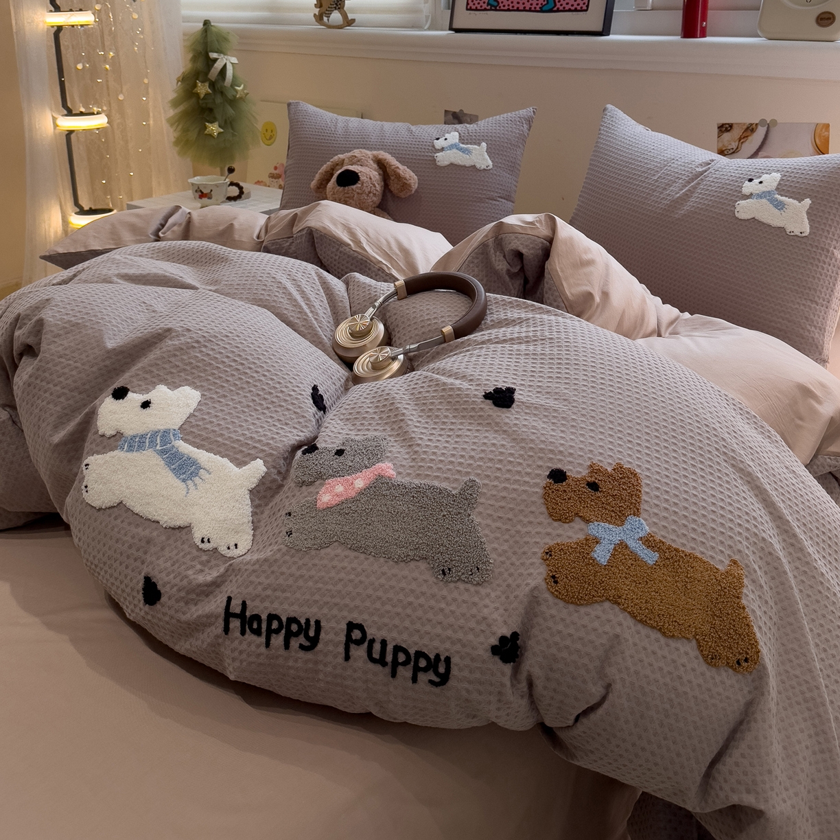 91家纺网 家纺一手货源 找家纺 雅居纺家纺 2026新款全棉华夫格毛巾绣四件套 浅灰围脖小狗