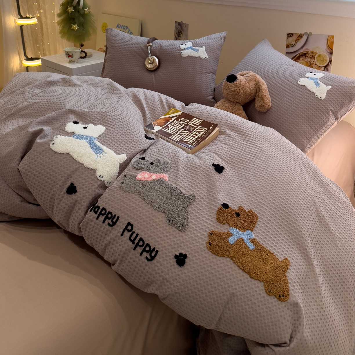 91家纺网 家纺一手货源 找家纺 雅居纺家纺 2026新款全棉华夫格毛巾绣四件套 浅灰围脖小狗