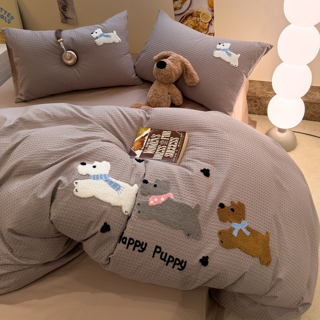 91家纺网 家纺一手货源 找家纺 雅居纺家纺 2026新款全棉华夫格毛巾绣四件套 浅灰围脖小狗