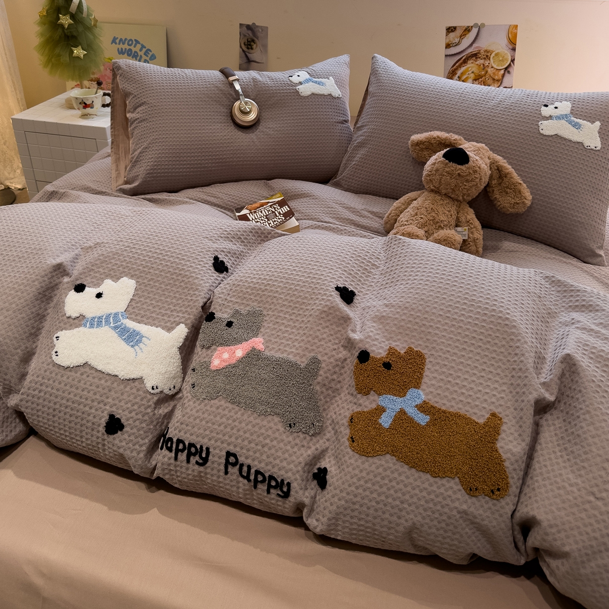 91家纺网 家纺一手货源 找家纺 雅居纺家纺 2026新款全棉华夫格毛巾绣四件套 浅灰围脖小狗