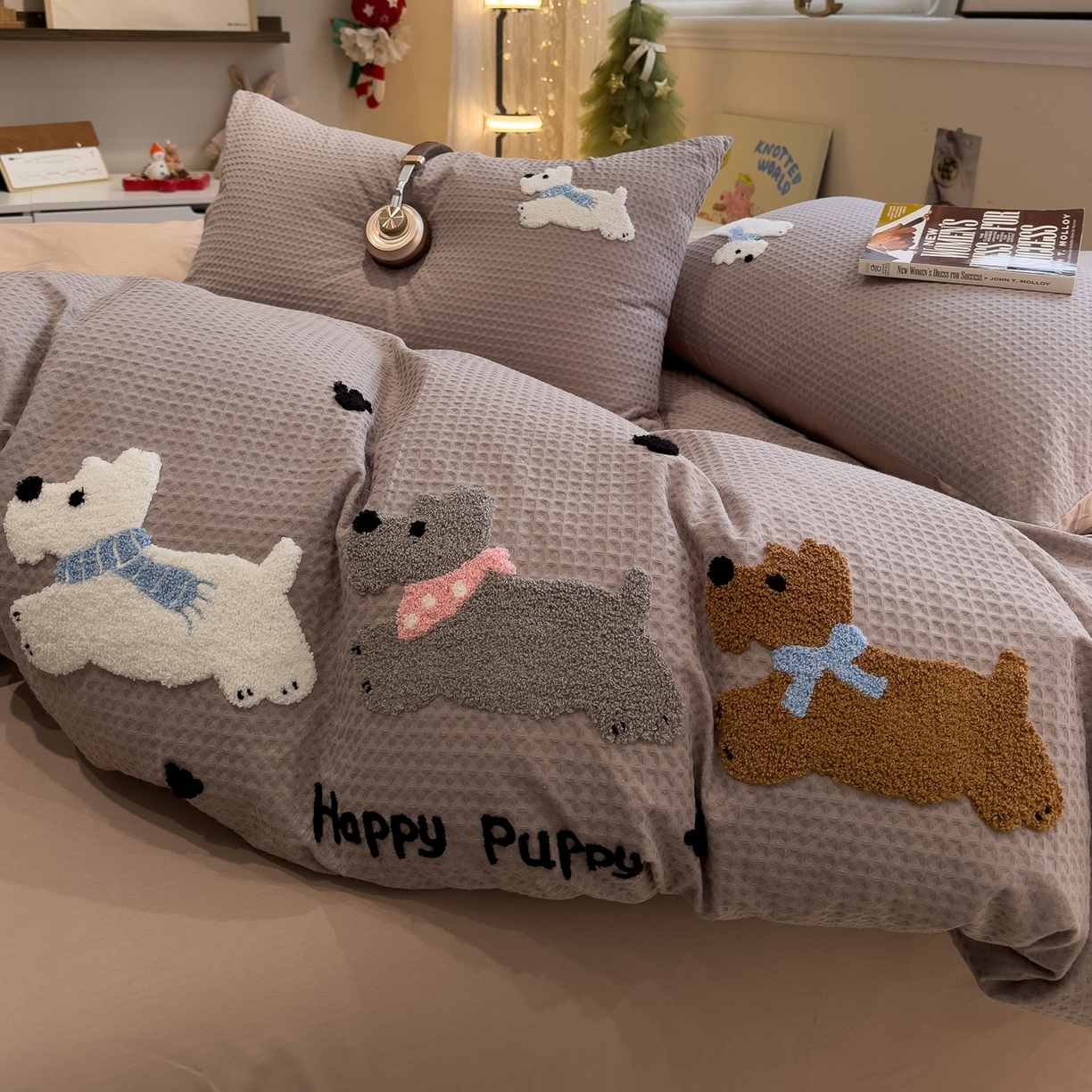 91家纺网 家纺一手货源 找家纺 雅居纺家纺 2026新款全棉华夫格毛巾绣四件套 浅灰围脖小狗