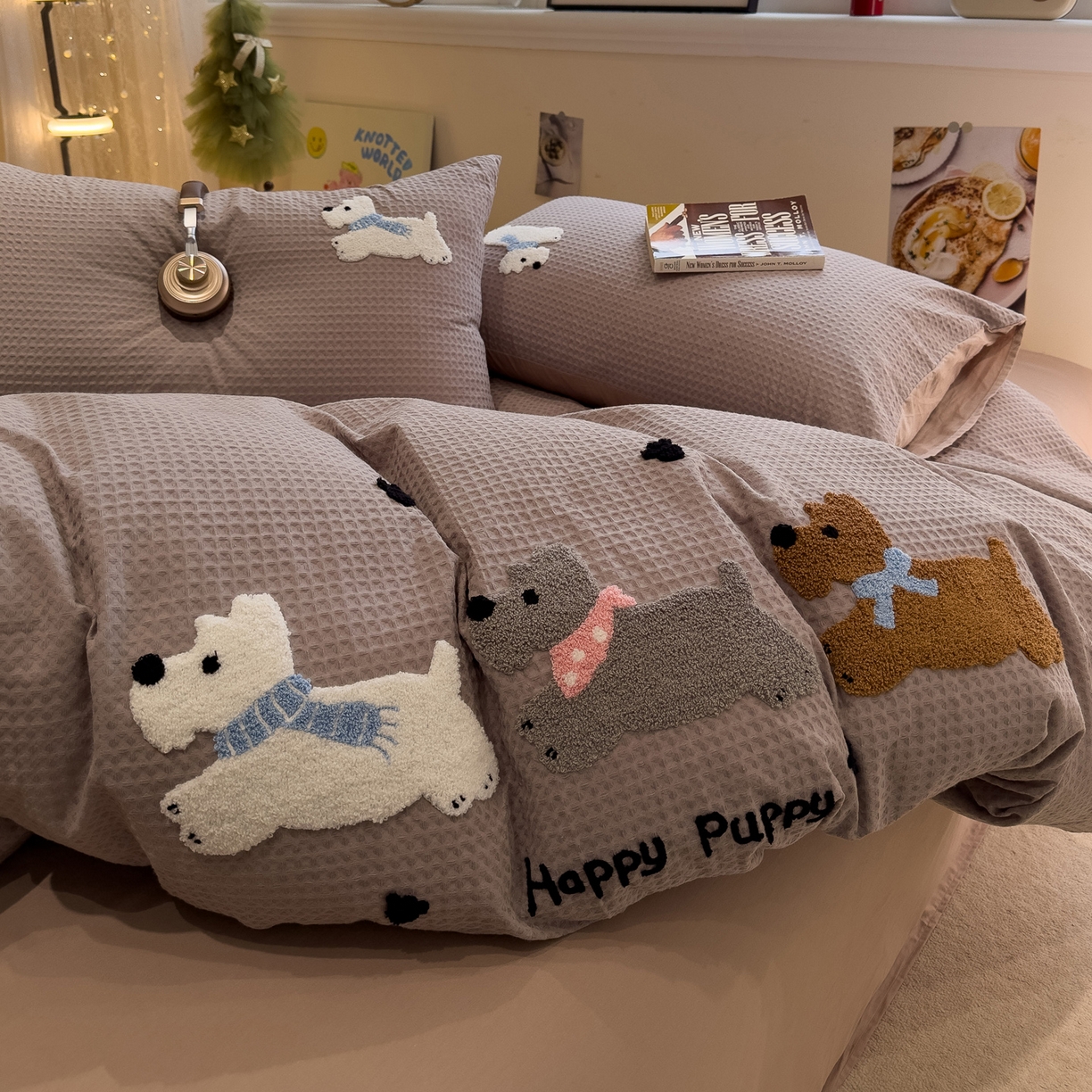 91家纺网 家纺一手货源 找家纺 雅居纺家纺 2026新款全棉华夫格毛巾绣四件套 浅灰围脖小狗