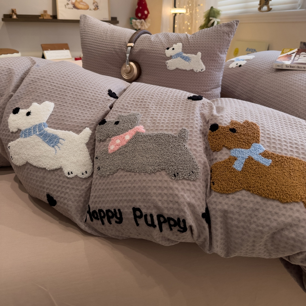 91家纺网 家纺一手货源 找家纺 雅居纺家纺 2026新款全棉华夫格毛巾绣四件套 浅灰围脖小狗