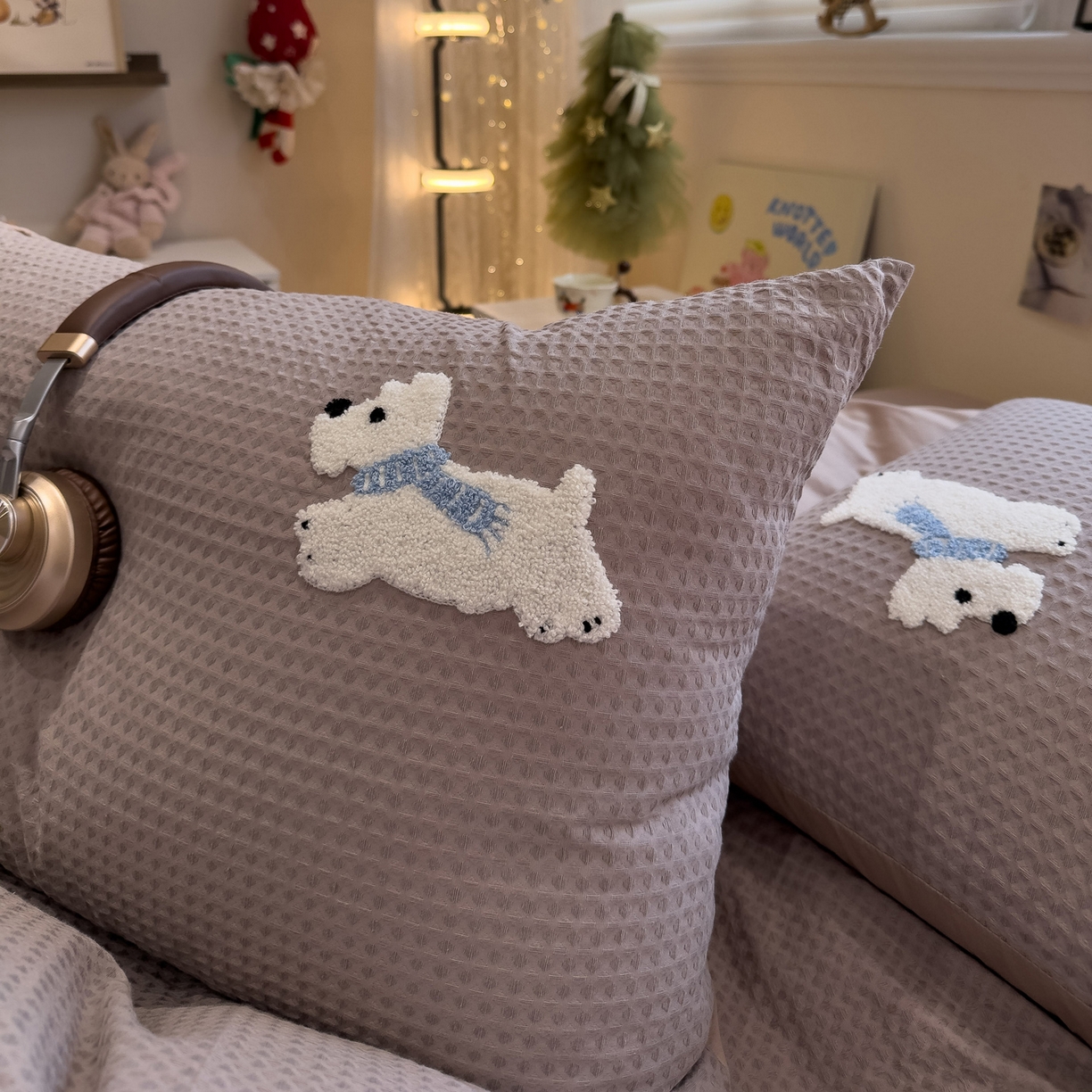 91家纺网 家纺一手货源 找家纺 雅居纺家纺 2026新款全棉华夫格毛巾绣四件套 浅灰围脖小狗