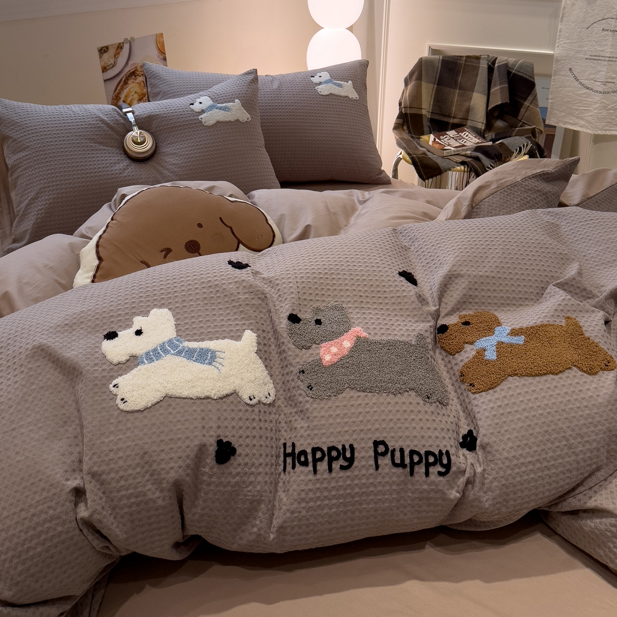 91家纺网 家纺一手货源 找家纺 雅居纺家纺 2026新款全棉华夫格毛巾绣四件套 浅灰围脖小狗