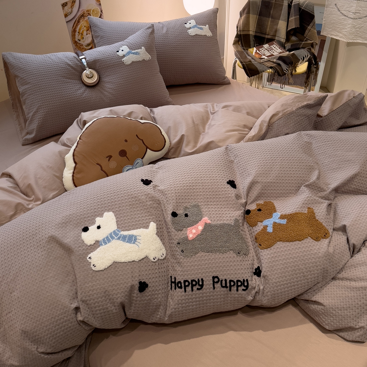 91家纺网 家纺一手货源 找家纺 雅居纺家纺 2026新款全棉华夫格毛巾绣四件套 浅灰围脖小狗