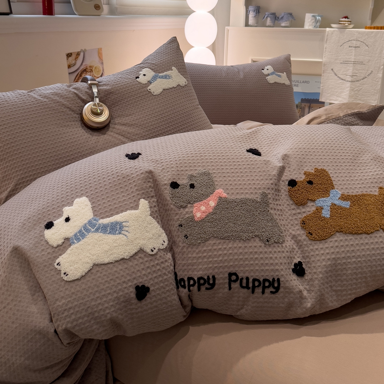 91家纺网 家纺一手货源 找家纺 雅居纺家纺 2026新款全棉华夫格毛巾绣四件套 浅灰围脖小狗