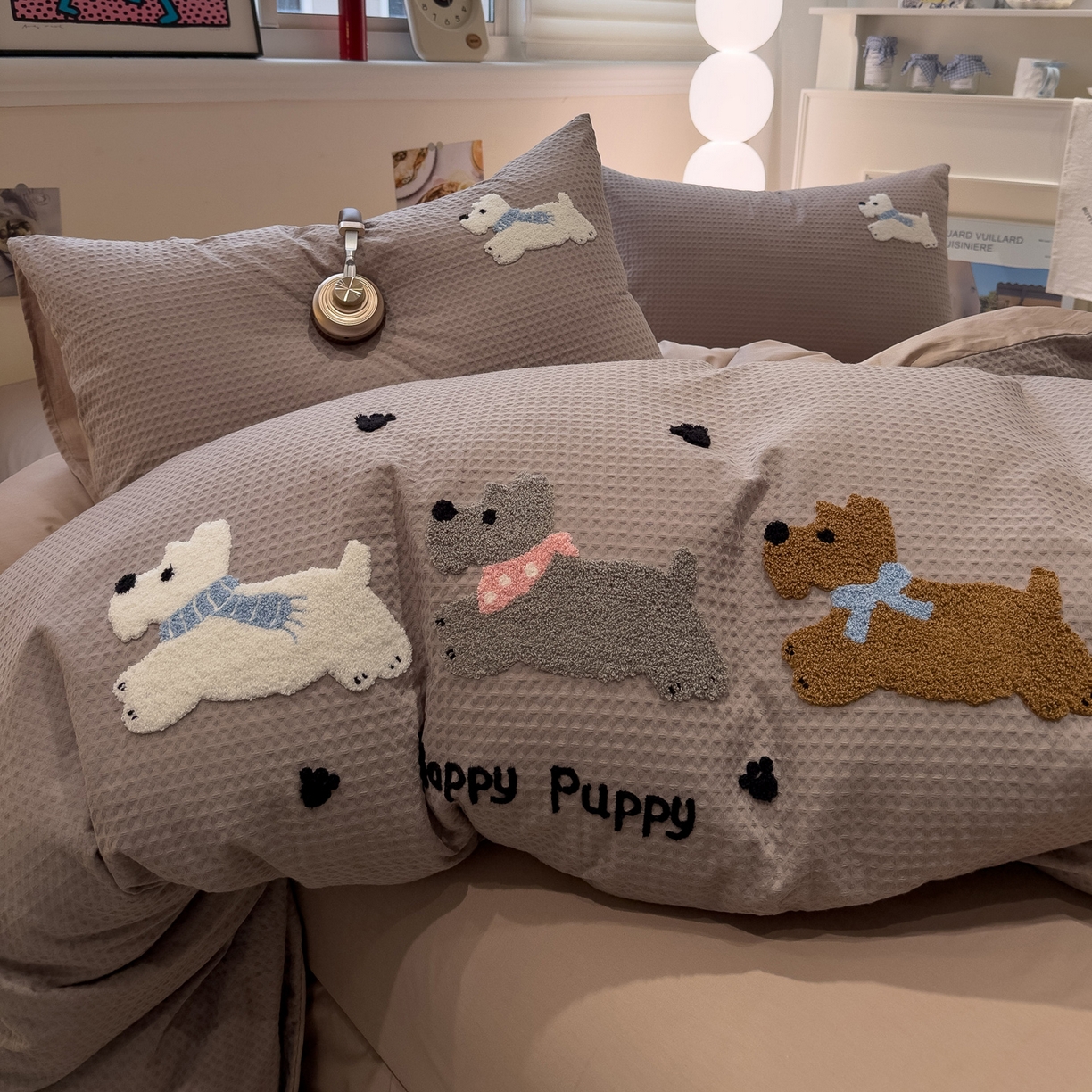 91家纺网 家纺一手货源 找家纺 雅居纺家纺 2026新款全棉华夫格毛巾绣四件套 浅灰围脖小狗